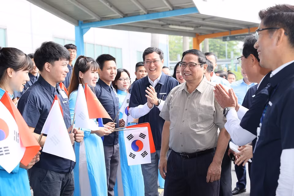Thủ tướng Phạm Minh Chính với lãnh đạo, nhân viên Công ty TNHH Samsung Việt Nam. (Ảnh: Dương Giang/TTXVN)