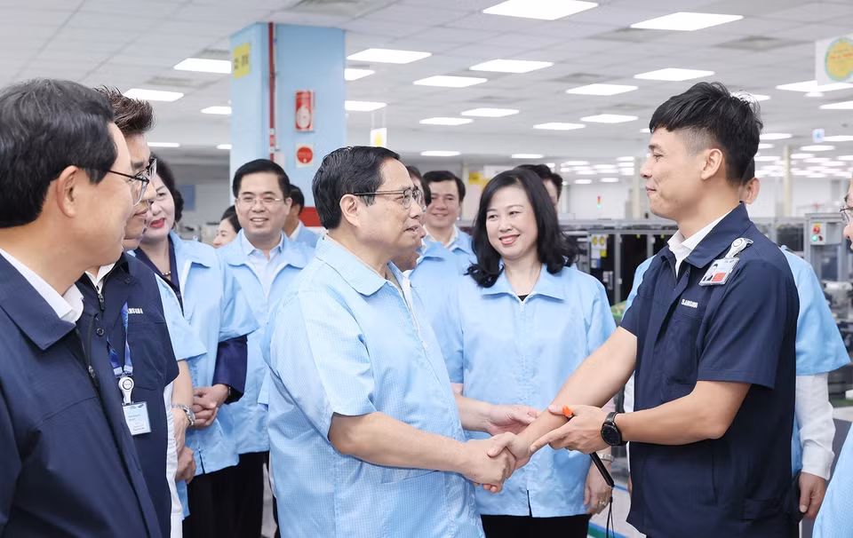 Thủ tướng Phạm Minh Chính thăm hỏi nhân viên Công ty TNHH Samsung Việt Nam. (Ảnh: Dương Giang/TTXVN)
