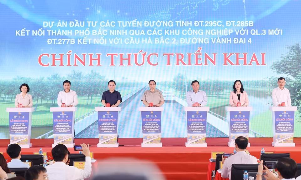 Sáng 30/7, tại Yên Phong, Bắc Ninh, Thủ tướng Phạm Minh Chính dự Lễ Khởi công Dự án Đầu tư các Tuyến Đường tỉnh ĐT.295C và ĐT.277B kết nối thành phố Bắc Ninh qua các Khu Công nghiệp với QL.3 mới; ĐT.277B kết nối với Cầu Hà Bắc 2, Đường Vành đai 4. (Ảnh: Dương Giang/TTXVN)