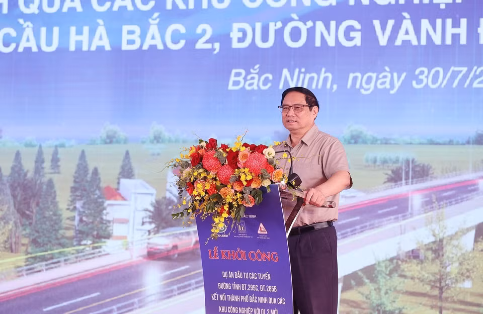 Thủ tướng Phạm Minh Chính phát biểu tại Lễ Khởi công Dự án Đầu tư các Tuyến đường Trọng điểm tại Bắc Ninh. (Ảnh: Dương Giang/TTXVN)
