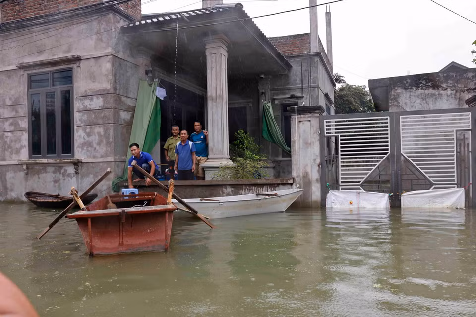 Người dân phải dùng thuyền để di chuyển. (Ảnh: Doãn Tấn/TTXVN)