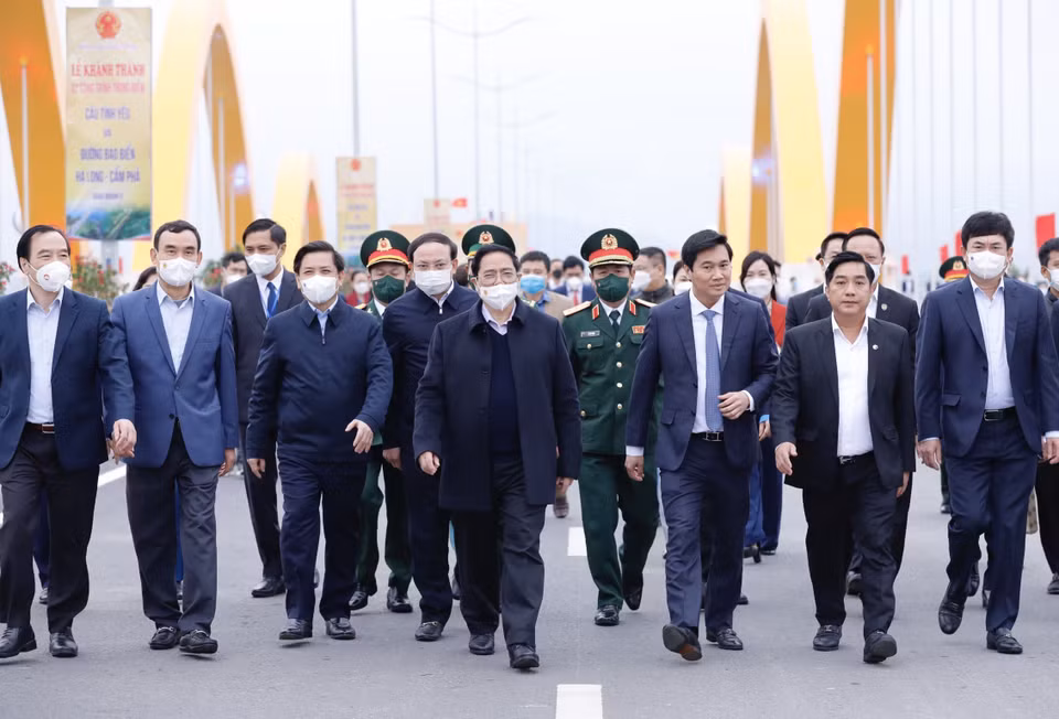 Thủ tướng Phạm Minh Chính và các đại biểu tham quan cầu Cửa Lục 1 (cầu Tình yêu). (Ảnh: Dương Giang/TTXVN)