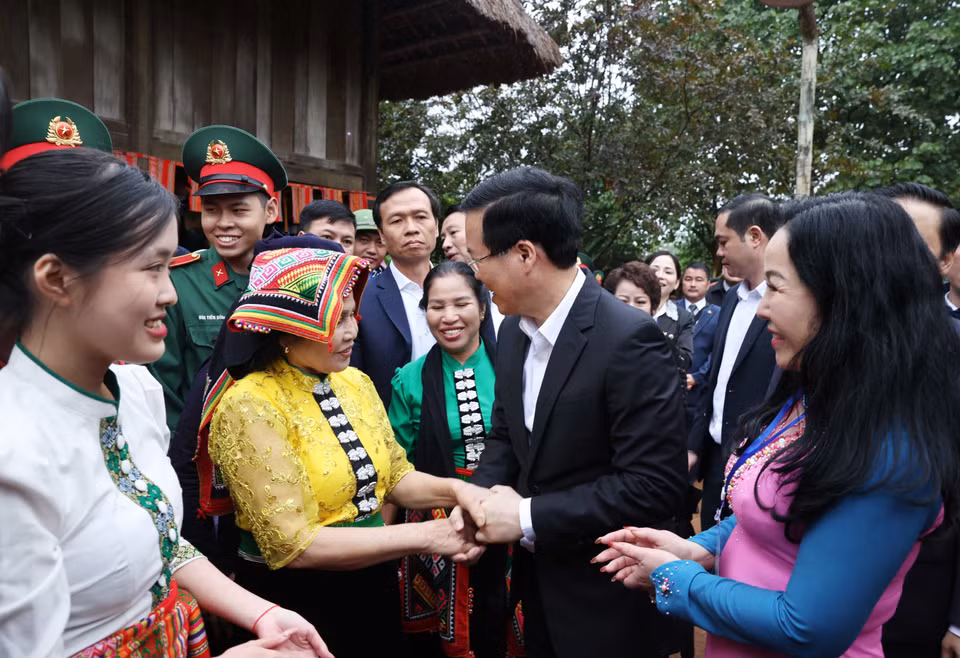 Chủ tịch nước Võ Văn Thưởng thăm làng dân tộc Thái. (Ảnh: Thống Nhất/TTXVN)
