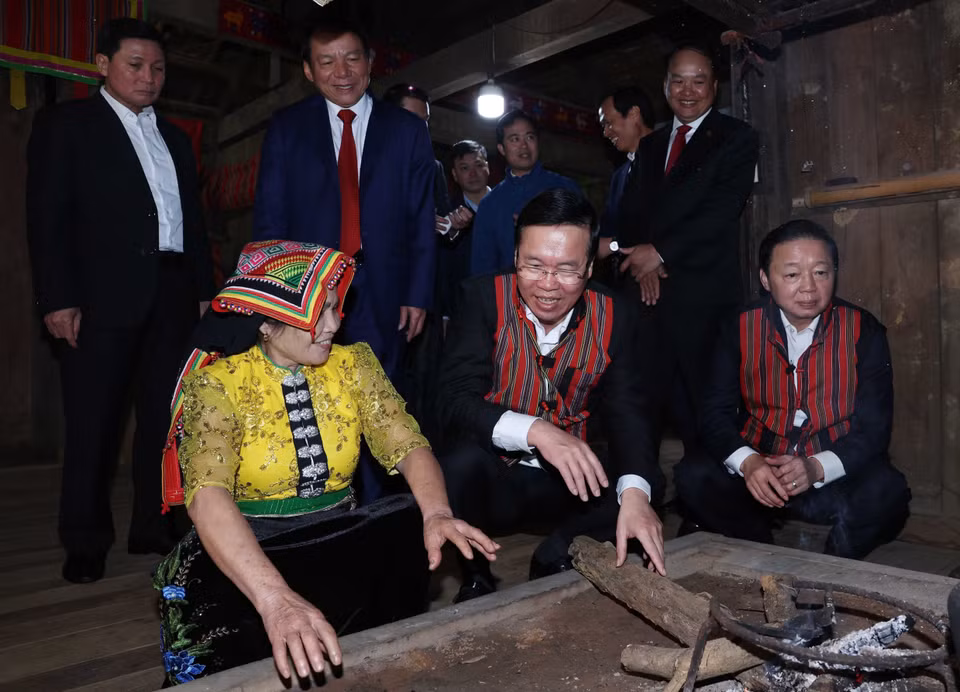 Chủ tịch nước Võ Văn Thưởng thăm làng dân tộc Thái. (Ảnh: Thống Nhất/TTXVN)