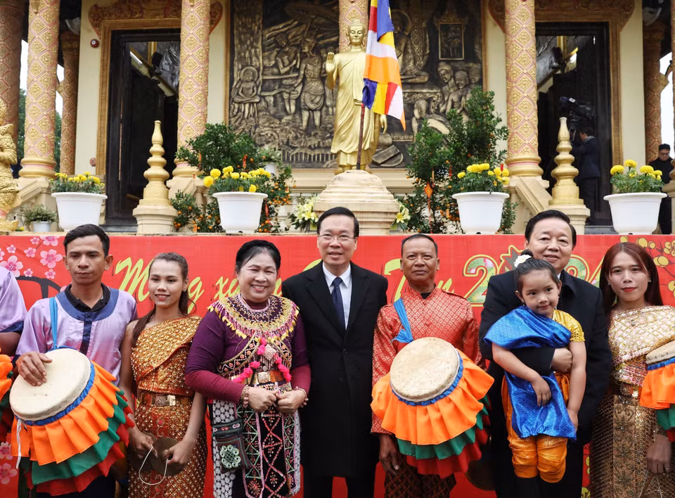 Chủ tịch nước Võ Văn Thưởng và Phó Thủ tướng Trần Hồng Hà với đồng bào dân tộc Khmer. (Ảnh: Thống Nhất/TTXVN)