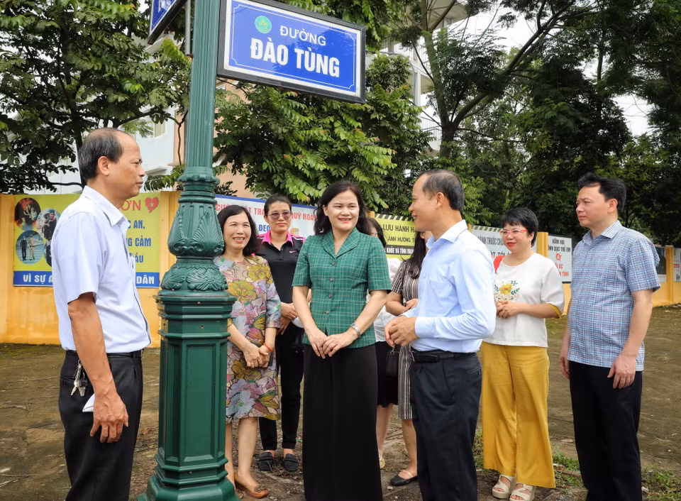 Cán bộ, phóng viên, biên tập viên thăm đường Đào Tùng.(Ảnh: Danh Lam/TTXVN)