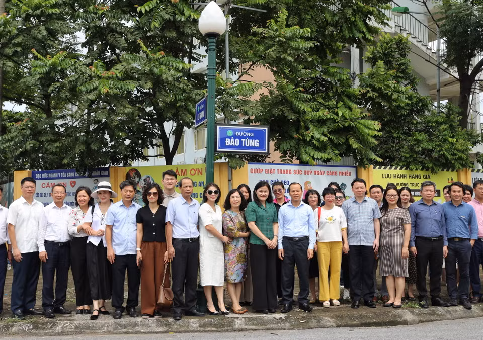 Cán bộ, phóng viên, biên tập viên thăm đường Đào Tùng. (Ảnh: Danh Lam/TTXVN)