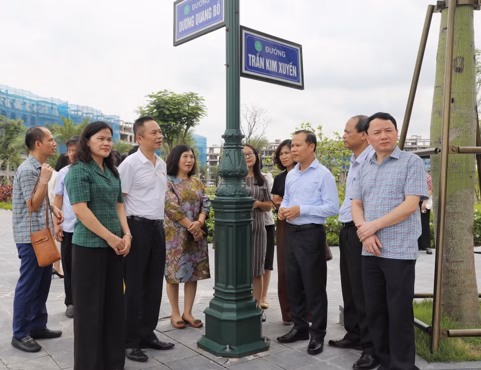Cán bộ, phóng viên, biên tập viên thăm đường Trần Kim Xuyến. (Ảnh: Danh Lam/TTXVN)