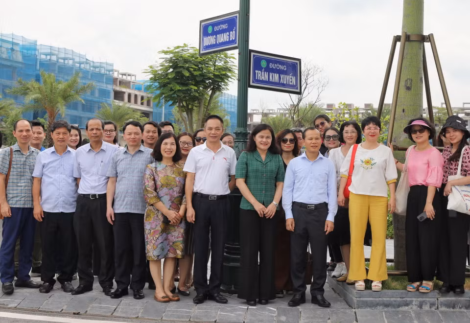 Cán bộ, phóng viên, biên tập viên thăm đường Trần Kim Xuyến. (Ảnh: Danh Lam/TTXVN)