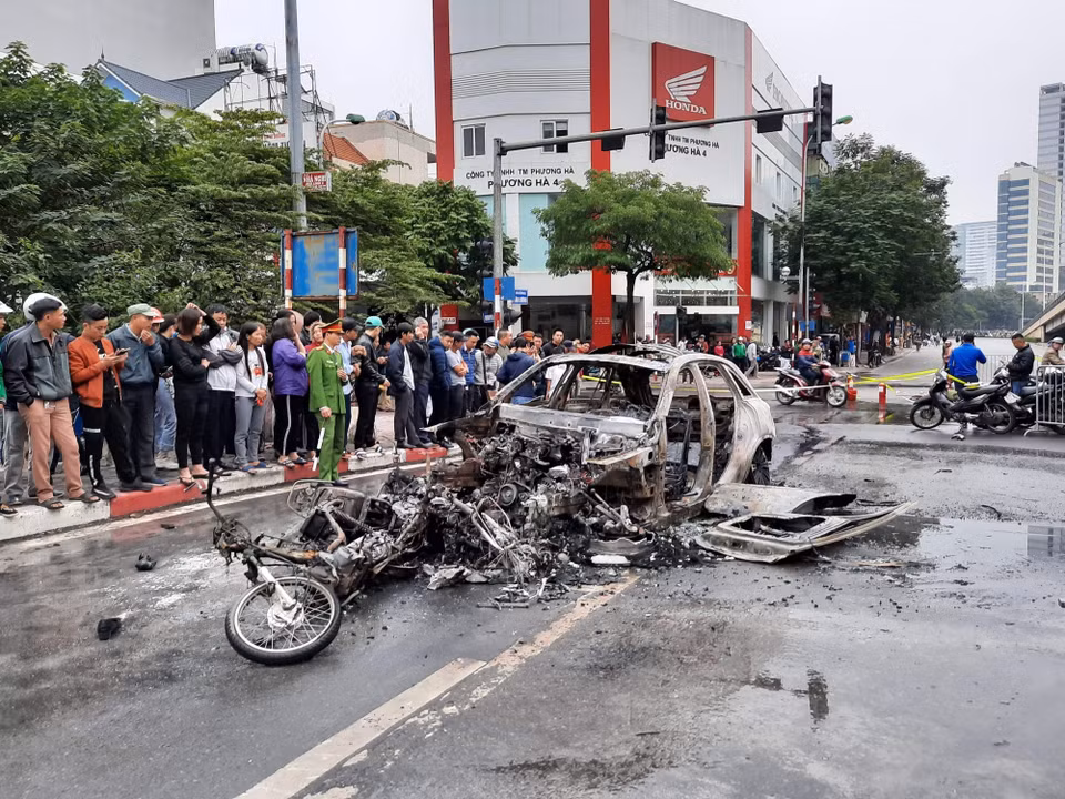 Chiếc ôtô mang hiệu Mercedes đã phóng qua ngã tư với tốc độ rất cao, đâm vào một xe máy, một xe đạp điện rồi bốc cháy dữ dội. (Ảnh: Doãn Tấn/TTXVN)