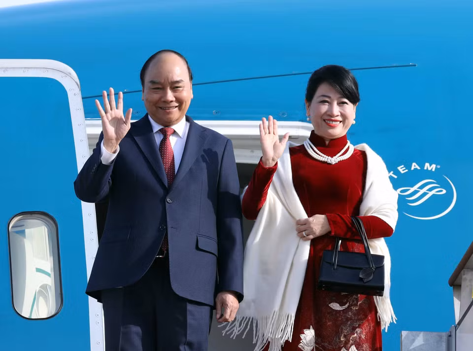 Thủ tướng Chính phủ Nguyễn Xuân Phúc và Phu nhân đến sân bay quân sự Seoul. (Ảnh: Thống Nhất/TTXVN)