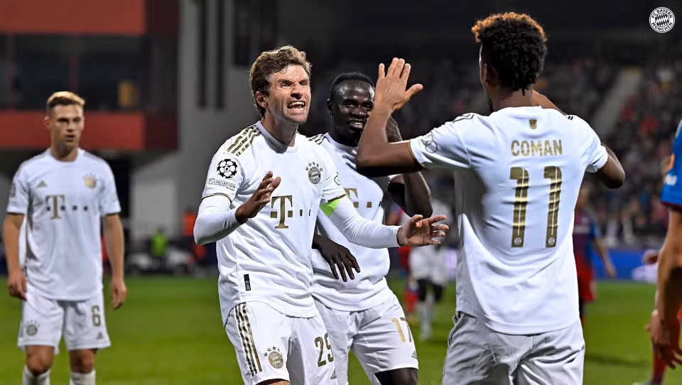 Mueller ăn mừng cùng Coman, người đã kiến tạo cho anh lập công. (Nguồn: FcB.com)