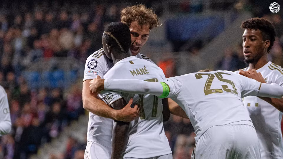 Đồng đội chung vui cùng Mane. (Nguồn: FcB.com)