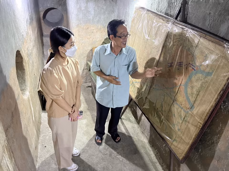 Cựu chiến binh Nguyễn Thanh Chi, người trực tiếp trông coi di tích số nhà 287/70 Nguyễn Đình Chiểu, Quận 3 đgiới thiệu cho khách tới tham quan. (Ảnh: Hứa Chung/TTXVN)