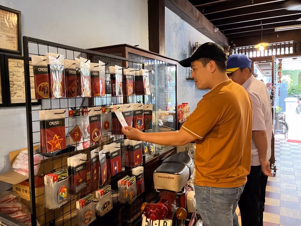 Người dân tới tham quan di tích Biệt động Sài Gòn ở di tích 113A Đặng Dung- Quán cà phê Đỗ Phủ-cơm tấm Đại Hàn.(Ảnh: Hứa Chung/TTXVN)
