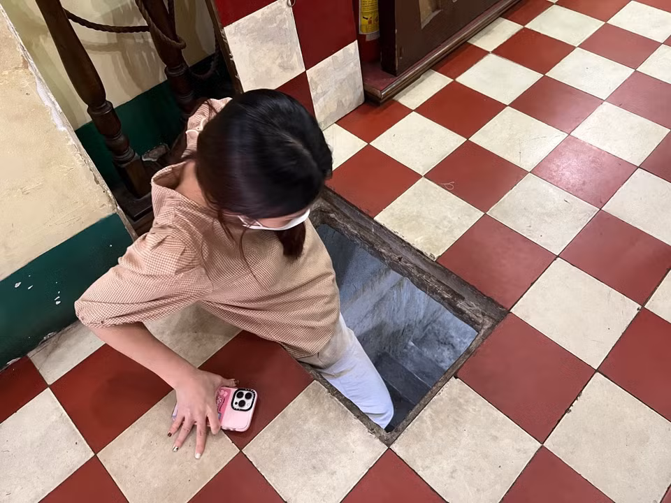 Khách tham quan trải nghiệm tại căn hầm số nhà 287/70 Nguyễn Đình Chiểu, Quận 3, Thành phố Hồ Chí Minh. (Ảnh: Hứa Chung/TTXVN)