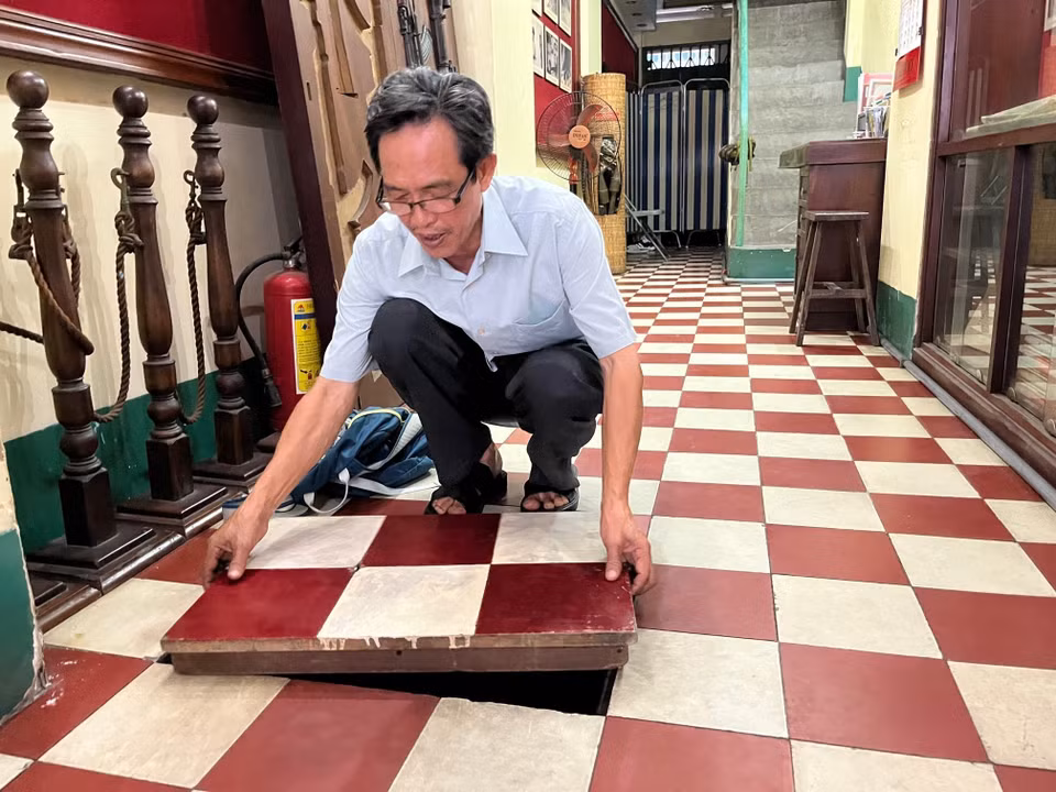 Lối vào căn hầm số nhà 287/70 Nguyễn Đình Chiểu, Quận 3, Thành phố Hồ Chí Minh. (Ảnh: Hứa Chung/TTXVN)