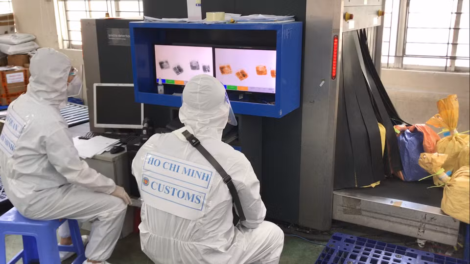 Ngày 16/8, Cục Hải quan Thành phố Hồ Chí Minh và Phòng Cảnh sát điều tra tội phạm về ma túy PC04, Công an Thành phố Hồ Chí Minh tiến hành kiểm tra chi tiết các bưu kiện được gửi từ Pháp về Việt Nam. (Nguồn: Tổng cục Hải quan cung cấp)