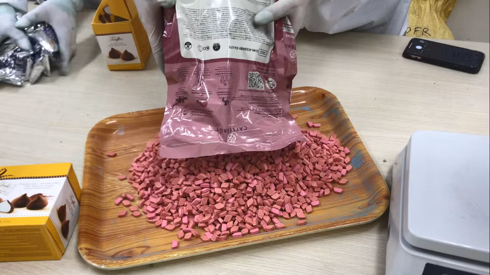 Lực lượng chức năng đã khám xét 10 kiện hàng nhập khẩu từ Pháp vào Việt Nam qua đường chuyển phát nhanh, bưu chính.(Nguồn: Tổng cục Hải quan cung cấp) 