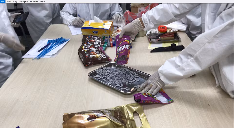 Số ma túy này được ngụy trang tinh vi trong ruột những viên kẹo chocolate. (Nguồn: Tổng cục Hải quan cung cấp) 