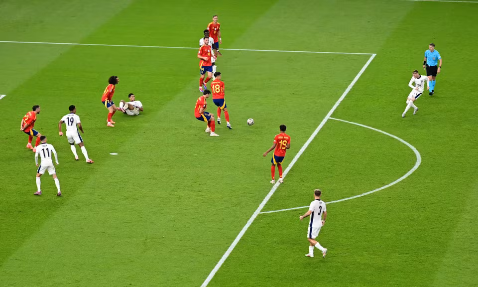 Sự thay đổi mang đến hiệu quả khi Cole Palmer ghi bàn gỡ hòa 1-1 cho Anh ở phút 73.