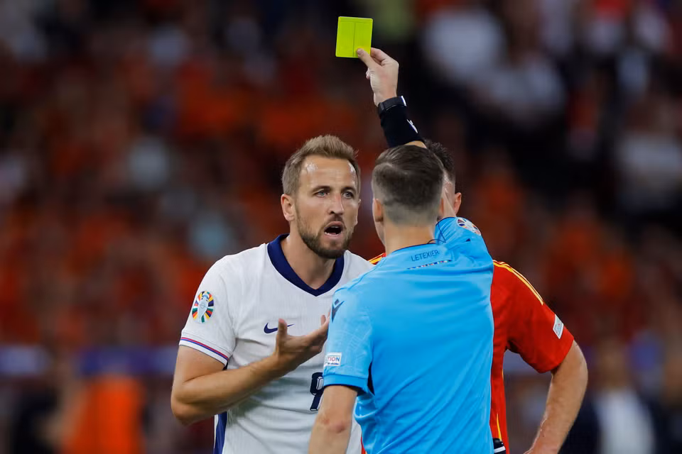 Thậm chí, Harry Kane còn phải nhận thẻ sau tình huống phạm lỗi nguy hiểm. (Nguồn: Reuters)