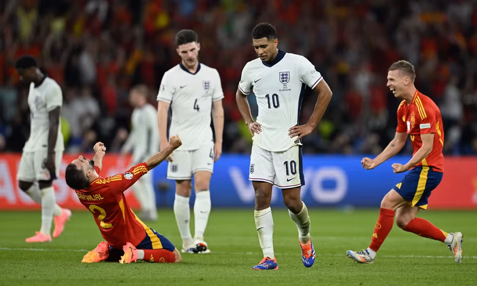 Các cầu thủ Tây Ban Nha ăn mừng sau khi tiếng còi kết thúc trận đấu vang lên. (Nguồn: Getty Images)