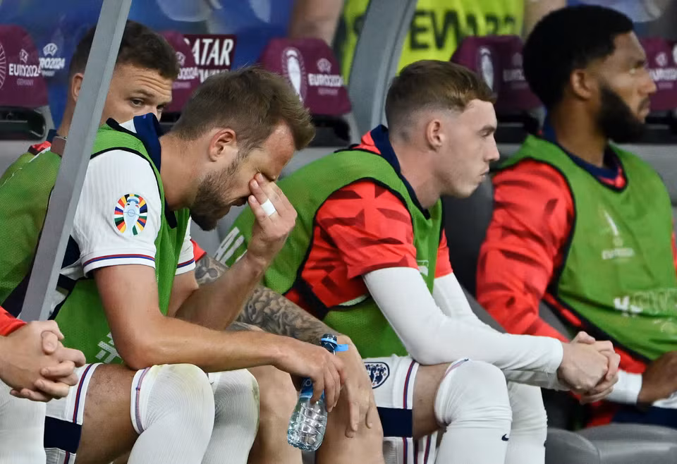 Bị dẫn trước, Gareth Southgate buộc phải điều chỉnh nhân sự và 1 trong số đó là Kane phải rời sân. (Nguồn: Reuters)