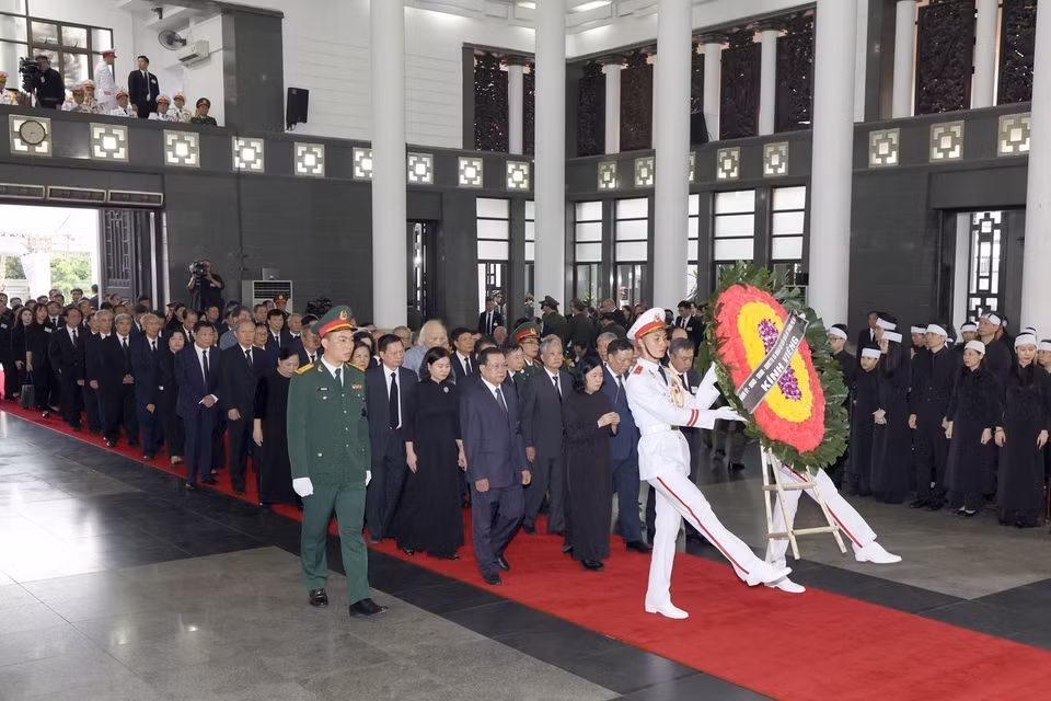 Đoàn Thành ủy, Hội đồng Nhân dân, Ủy ban Nhân dân, Ủy ban Mặt trận Tổ quốc Việt Nam thành phố Hà Nội, do đồng chí Bùi Thị Minh Hoài, Ủy viên Bộ Chính trị, Bí thư Thành ủy Hà Nội làm Trưởng đoàn, kính viếng Tổng Bí thư Nguyễn Phú Trọng. (Ảnh: TTXVN)