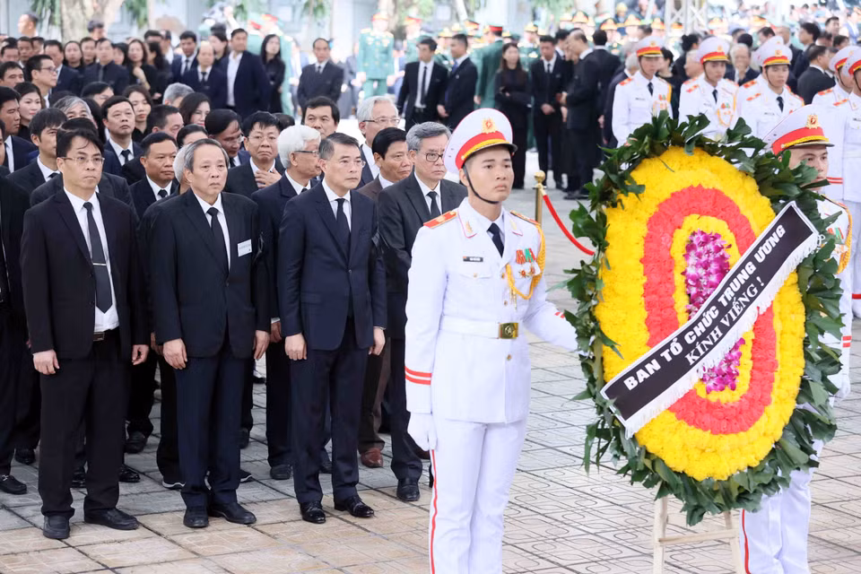 Đoàn Ban Tổ chức Trung ương do đồng chí Lê Minh Hưng, Ủy viên Bộ Chính trị, Bí thư Trung ương Đảng, Trưởng Ban Tổ chức Trung ương làm Trưởng đoàn, viếng Tổng Bí thư Nguyễn Phú Trọng. (Ảnh: TTXVN)