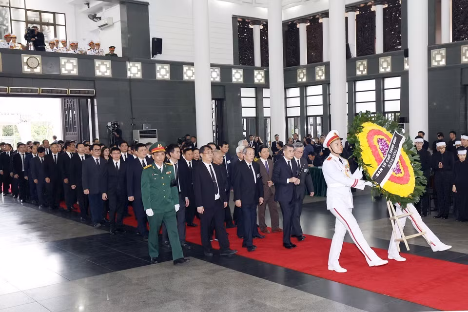 Đoàn Ban Tổ chức Trung ương do đồng chí Lê Minh Hưng, Ủy viên Bộ Chính trị, Bí thư Trung ương Đảng, Trưởng Ban Tổ chức Trung ương làm Trưởng đoàn vào kính viếng đồng chí Nguyễn Phú Trọng. (Ảnh: TTXVN)