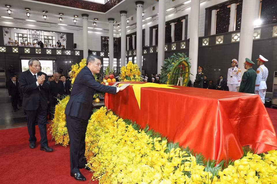 Đoàn Ban Tổ chức Trung ương do đồng chí Lê Minh Hưng, Uỷ viên Bộ Chính trị, Bí thư Trung ương Đảng, Trưởng Ban Tổ chức Trung ương làm Trưởng đoàn vào kính viếng đồng chí Nguyễn Phú Trọng. (Ảnh: TTXVN)