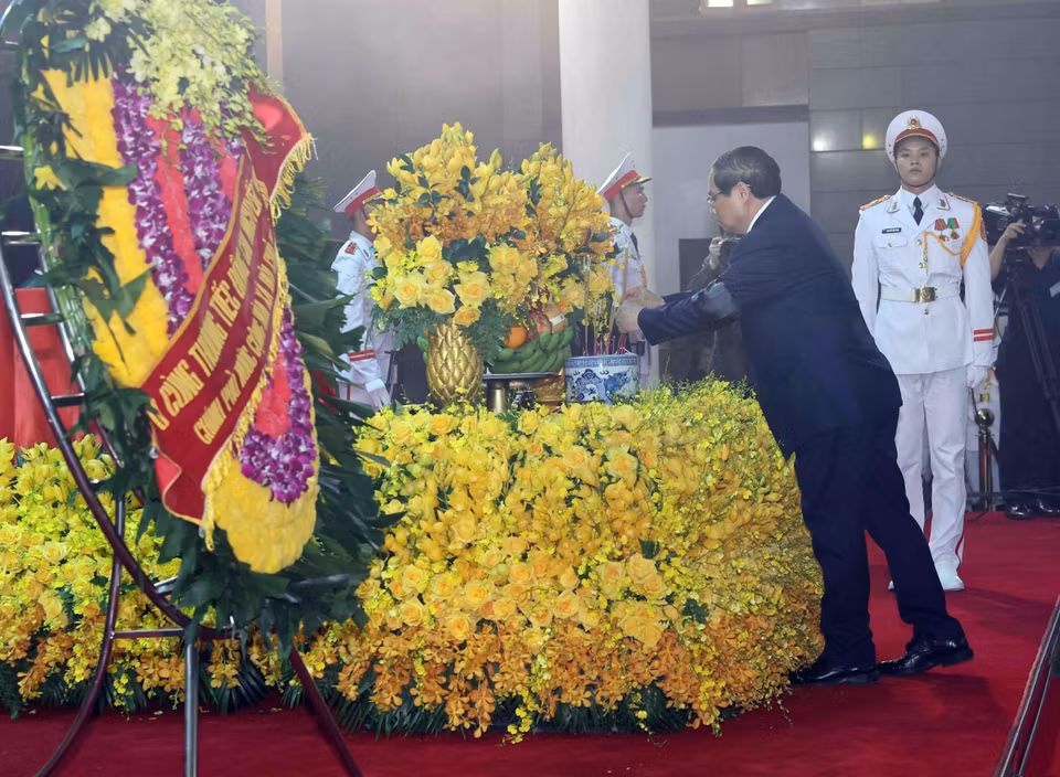 Đồng chí Phạm Minh Chính, Ủy viên Bộ Chính trị, Thủ tướng Chính phủ thay mặt Đoàn Chính phủ dâng hương tưởng niệm trước linh cữu Tổng Bí thư Nguyễn Phú Trọng. (Ảnh: TTXVN)