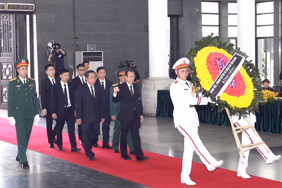 Đoàn tỉnh An Giang viếng Tổng Bí thư Nguyễn Phú Trọng. (Ảnh: TTXVN)