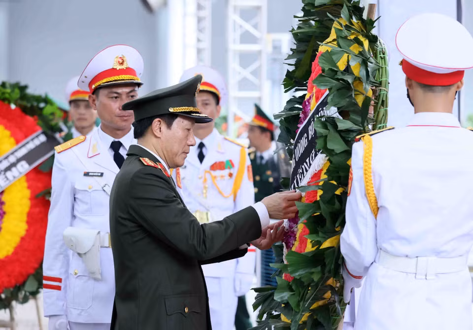 Thượng tướng Lương Tam Quang, Bí thư Đảng ủy Công an Trung ương, Bộ trưởng Bộ Công an viếng Tổng Bí thư Nguyễn Phú Trọng. (Ảnh: TTXVN)