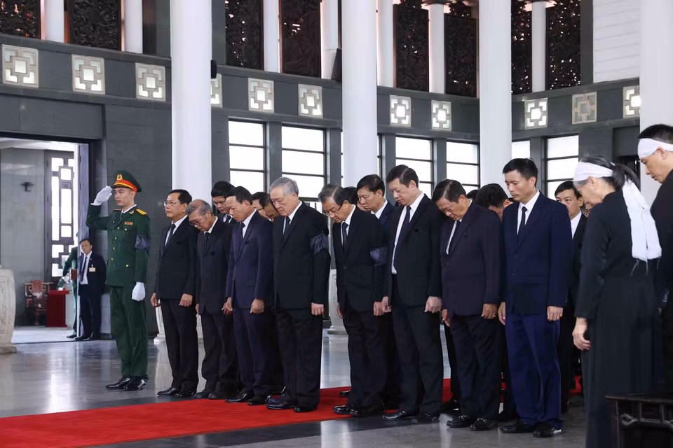 Đoàn Tòa án Nhân dân tối cao do đồng chí Nguyễn Hòa Bình, Ủy viên Bộ Chính trị, Bí thư Trung ương Đảng, Chánh án Tòa án Nhân dân tối cao làm Trưởng đoàn, viếng Tổng Bí thư Nguyễn Phú Trọng. (Ảnh: TTXVN)