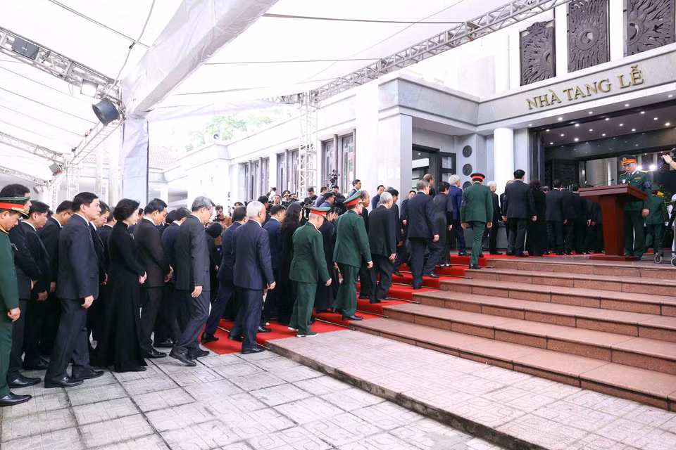 Đoàn Ban Chấp hành Trung ương Đảng Cộng sản Việt Nam vào viếng Tổng Bí thư Nguyễn Phú Trọng. (Ảnh: TTXVN)