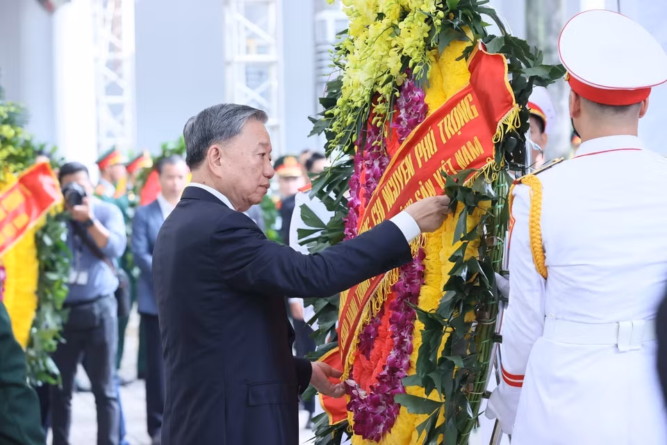 Đồng chí Tô Lâm, Ủy viên Bộ Chính trị, Chủ tịch nước dẫn đầu Đoàn Ban Chấp hành Trung ương Đảng vào viếng Tổng Bí thư Nguyễn Phú Trọng. (Ảnh: TTXVN)