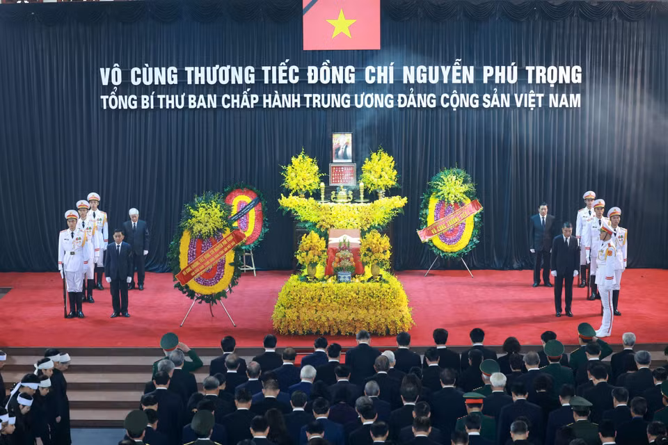 Đoàn Ban Chấp hành Trung ương Đảng Cộng sản Việt Nam do đồng chí Tô Lâm, Ủy viên Bộ Chính trị, Chủ tịch nước làm Trưởng đoàn, kính viếng Tổng Bí thư Nguyễn Phú Trọng. (Ảnh: TTXVN)
