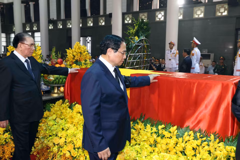 Đoàn Ban Chấp hành Trung ương Đảng Cộng sản Việt Nam vào viếng Tổng Bí thư Nguyễn Phú Trọng. (Ảnh: TTXVN)