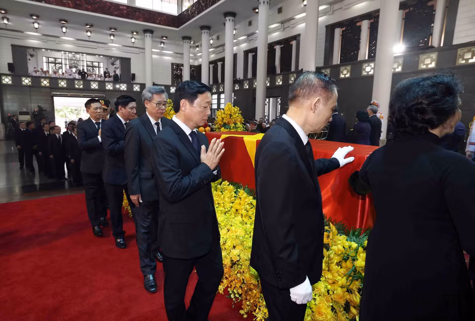 Đoàn Ban Chấp hành Trung ương Đảng Cộng sản Việt Nam vào viếng Tổng Bí thư Nguyễn Phú Trọng. (Ảnh: TTXVN)
