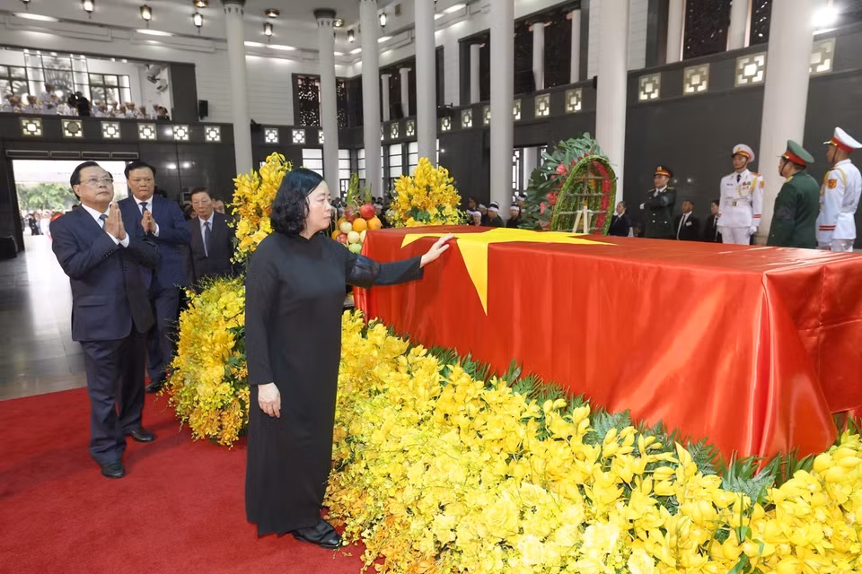 Đoàn Thành ủy, Hội đồng Nhân dân, Ủy ban Nhân dân, Ủy ban Mặt trận Tổ quốc Việt Nam thành phố Hà Nội, do đồng chí Bùi Thị Minh Hoài, Ủy viên Bộ Chính trị, Bí thư Thành ủy Hà Nội làm Trưởng đoàn, kính viếng Tổng Bí thư Nguyễn Phú Trọng. (Ảnh: TTXVN)