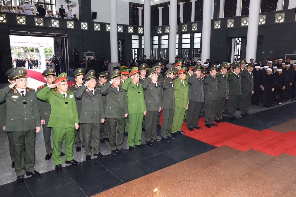 Đoàn Đảng ủy Công an Trung ương - Bộ Công an do Thượng tướng Lương Tam Quang, Ủy viên Trung ương Đảng, Bí thư Đảng ủy Công an Trung ương, Bộ trưởng Bộ Công an làm Trưởng đoàn vào kính viếng đồng chí Nguyễn Phú Trọng. (Ảnh: TTXVN)