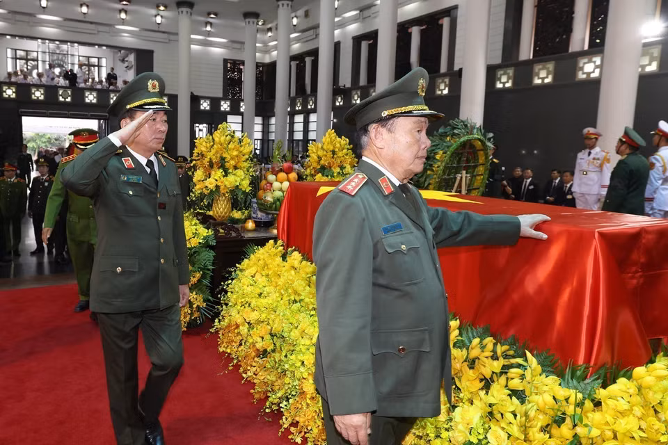 Đoàn Đảng ủy Công an Trung ương - Bộ Công an do Thượng tướng Lương Tam Quang, Ủy viên Trung ương Đảng, Bí thư Đảng uỷ Công an Trung ương, Bộ trưởng Bộ Công an làm Trưởng đoàn vào kính viếng đồng chí Nguyễn Phú Trọng. (Ảnh: TTXVN)