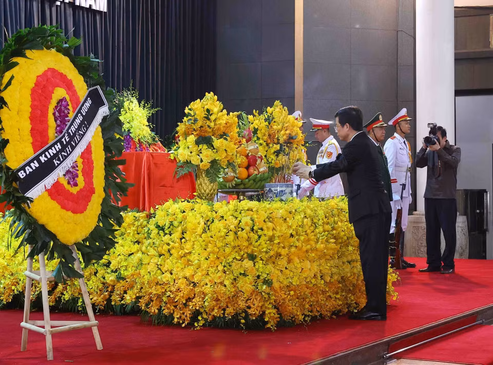 Đồng chí Nguyễn Duy Hưng, Phó Trưởng Ban điều hành Ban Kinh tế Trung ương viếng Tổng Bí thư Nguyễn Phú Trọng. (Ảnh: TTXVN)
