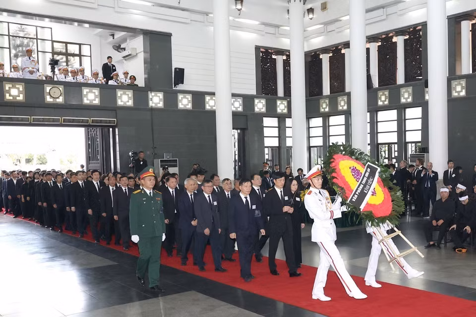 Đoàn Văn phòng Trung ương Đảng do đồng chí Nguyễn Duy Ngọc, Ủy viên Trung ương Đảng, Chánh Văn phòng Trung ương làm Trưởng đoàn vào kính viếng Tổng Bí thư Nguyễn Phú Trọng. (Ảnh: TTXVN)