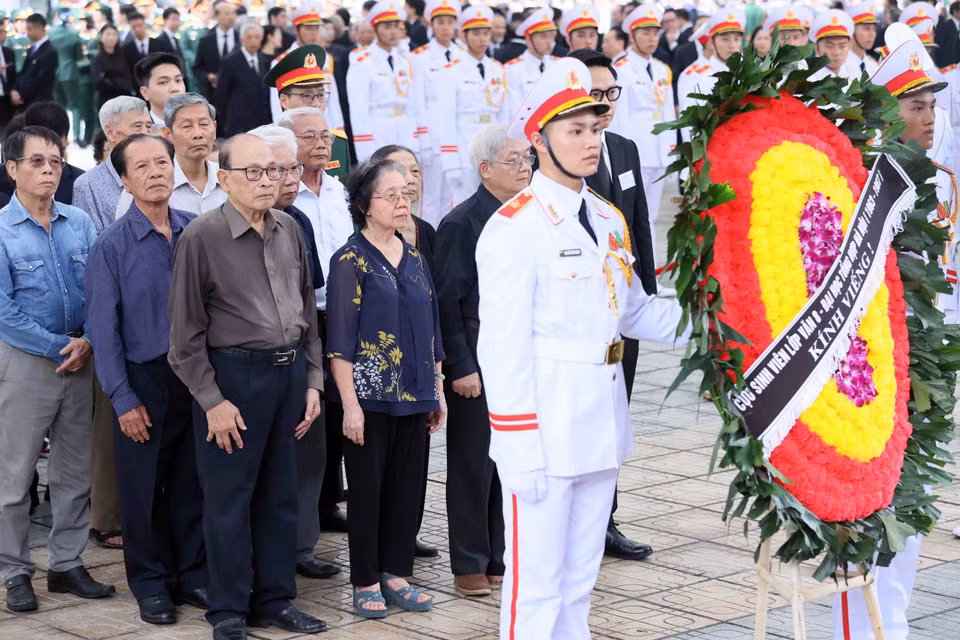 Đoàn cựu sinh viên lớp Văn khóa 8 (1963-967) Trường Đại học Tổng hợp viếng Tổng Bí thư Nguyễn Phú Trọng. (Ảnh: TTXVN)