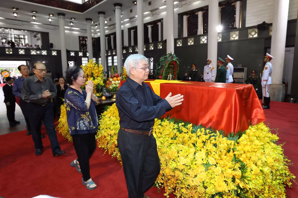 Đoàn cựu sinh viên lớp Văn khóa 8 (1963-1967) Trường Đại học Tổng hợp Hà Nội kính viếng đồng chí Nguyễn Phú Trọng. (Ảnh: TTXVN)