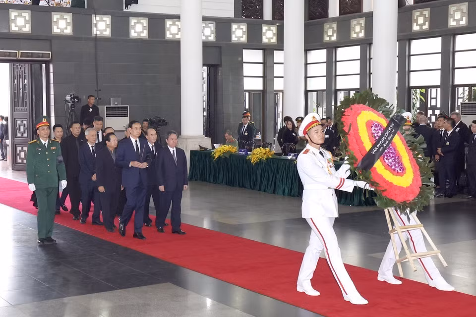 Đoàn Văn phòng Tổng Bí thư do đồng chí Đào Đức Toàn, Phụ trách Văn phòng Tổng Bí thư làm Trưởng đoàn vào kính viếng đồng chí Nguyễn Phú Trọng. (Ảnh: TTXVN)