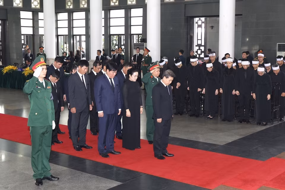 Đoàn Viện Kiểm sát Nhân dân Tối cao do đồng chí Lê Minh Trí, Ủy viên Trung ương Đảng, Viện trưởng Viện Kiểm sát Nhân dân Tối cao viếng Tổng Bí thư Nguyễn Phú Trọng. (Ảnh: TTXVN)